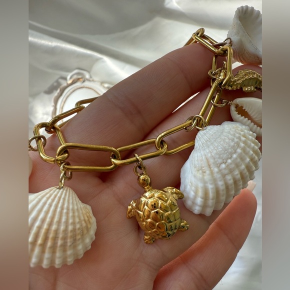 Anthropologie Jewelry - Anthropologe real gold palette Gold Shell Charm Bracelet